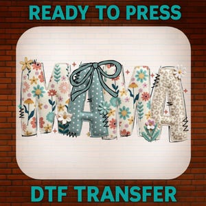 Peut inclure: Un motif de transfert DTF avec le mot "MAMA" dans une police décorative. Les lettres sont ornées de motifs floraux, de pois et d'un nœud. Le texte "READY TO PRESS" et "DTF TRANSFER" est affiché au-dessus et en dessous du motif.