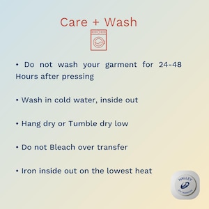 Puede incluir: Imagen con instrucciones de cuidado de la ropa. El texto incluye: No lavar durante 24-48 horas despu&eacute;s de planchar, lavar en agua fr&iacute;a del rev&eacute;s, secar al aire o en secadora a baja temperatura, no usar lej&iacute;a sobre la transferencia y planchar del rev&eacute;s a baja temperatura.