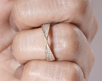 Alianza de boda de diamantes cultivados en laboratorio de corte redondo pavé cónico con diseño cruzado de lujo, alianza de compromiso apilable de oro macizo de eternidad atemporal.