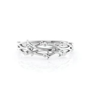 Puede incluir: Un anillo de plata con un delicado dise&ntilde;o de vid entrelazada. El anillo presenta peque&ntilde;as gemas redondas y claras colocadas a intervalos a lo largo de la vid. El anillo se muestra sobre un fondo blanco.