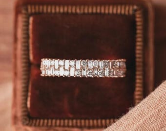 Anillo de diamantes cultivados en laboratorio con doble fila, talla baguette y redonda, certificado IGI. Anillo de bodas de media eternidad de oro macizo. Perfecto para aniversario.
