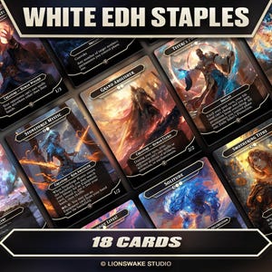 Può includere: Una collezione di 18 carte collezionabili, con arte fantasy e testo. Le carte sono etichettate "WHITE EDH STAPLES". Ogni carta presenta un'illustrazione e un testo unici, con titoli come "Drannith Magistrate" e "Stoneforge Mystic".