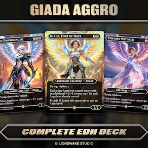 Pode incluir: Três cartas colecionáveis de fantasia com personagens de anjos. As cartas são rotuladas como "Lyra Dawnbringer", "Giada, Font of Hope" e "Thraben Watcher". As cartas têm um esquema de cores dourado, preto e branco. O texto "Giada Aggro" e "Complete EDH Deck" também é visível.