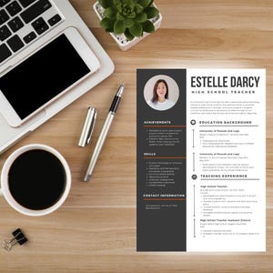 Puede incluir: Un currículum vitae de Estelle Darcy, profesora de secundaria, con foto, logros, habilidades, educación y experiencia docente. Una computadora portátil, un bolígrafo, una taza de café y una planta están en el escritorio de madera.