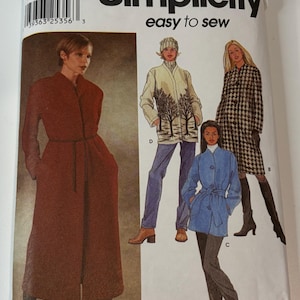 Könnte beinhalten: Eine Simplicity easy to sew Schnittmusterhülle, Nummer 51, mit Illustrationen von vier verschiedenen Mantelstilen. Die Entwürfe umfassen einen langen rostfarbenen Mantel, eine cremefarbene Jacke mit Baummotiv, eine blaue Gürteljacke und einen schwarz-weißen Hahnentrittmantel.