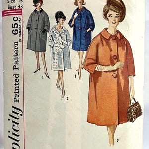 Może przedstawiać: Wzór Simplicity vintage 4669 z ilustracjami płaszczy damskich. Wzór zawiera rozmiar juniorski 13 z biustem 84 cm. Okładka przedstawia projekty płaszczy w kolorze szarym, niebieskim i pomarańczowym, z tekstem "Simplicity Printed Pattern 65c".