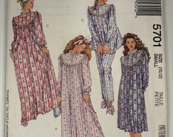 Damesnachtjapon en laarsjes uit de jaren 90 - McCall's 5701 - ONBESNEDEN - maat Small
