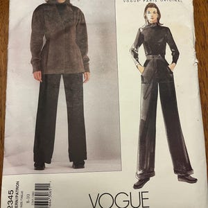Puede incluir: Patrón de costura Vogue Patterns con dos mujeres modelando una chaqueta y un pantalón. El patrón está etiquetado como "Montana" e incluye tallas 8-10. El número de patrón es 2345.
