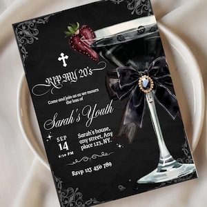 Puede incluir: Tarjeta de invitación negra con una ilustración de copa de Martini. La tarjeta presenta el texto "RIP MY 20's" y "Sarah's Youth". Una guarnición de fresa y un lazo negro adornan la copa. La invitación incluye detalles del evento.