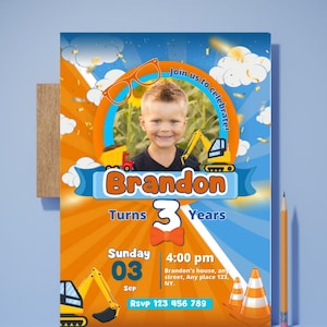 Puede incluir: Una invitación de cumpleaños con una foto de un niño pequeño, con vehículos de construcción y el texto "Brandon Cumple 3 Años". El diseño incluye elementos naranjas, azules y blancos, con la fecha, hora e información de RSVP.