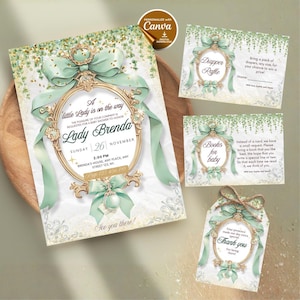 Puede incluir: Invitación y tarjetas para baby shower con un esquema de color verde menta y dorado. La invitación presenta un marco dorado decorativo con un lazo y una cinta verde menta. Las tarjetas incluyen una rifa de pañales, una solicitud de libros y una etiqueta de agradecimiento.