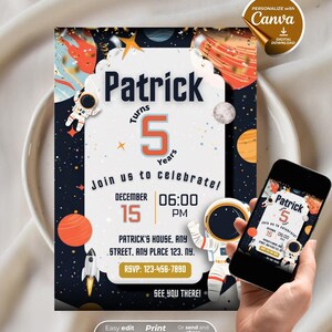 Puede incluir: Una invitación de cumpleaños con temática espacial con el nombre "Patrick" y el número "5". La invitación incluye una ilustración de astronauta, planetas y el texto "Join us to celebrate!" con fecha, hora e información de RSVP. Un smartphone muestra la invitación.