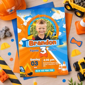 Puede incluir: Una tarjeta de invitación de cumpleaños con temática de construcción que incluye la foto de un niño pequeño, fondo naranja y azul, ilustraciones de excavadoras, un camión volquete, conos de tráfico y el texto Brandon Turns 3 Years.