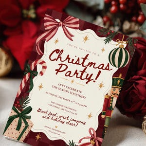 Puede incluir: Una tarjeta de invitación rectangular para una fiesta de Navidad con un borde de cuadros rojo oscuro, un panel central festoneado color crema e ilustraciones de un lazo rojo, bastón de caramelo, cascanueces, adornos y regalo con el texto Christmas Party!