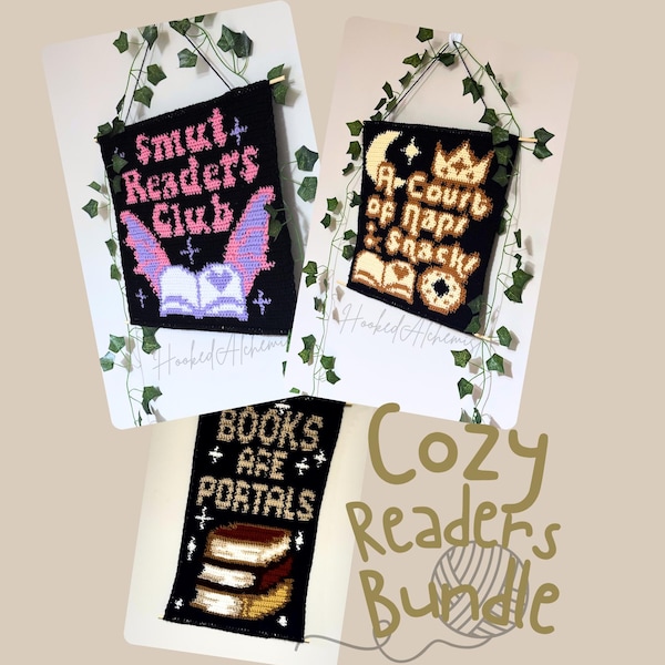 Peut inclure: Un ensemble de trois tentures murales noires et blanches avec du texte et des illustrations. L'une dit "Smut Readers Club" avec des ailes de chauve-souris, une autre dit "A Court of Naps & Snacks", et la troisième dit "Books are Portals". Les mots "Cozy Readers Bundle" sont également présents.