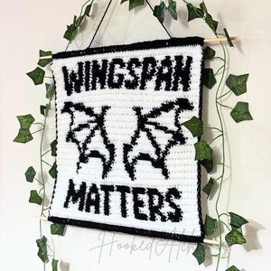 Gobelin Häkelanleitung Wingspan Matters PDF | ACOTAR Vierter Flügel inspiriert | Bücherwurm Wandbehang für Fantasy-Leser & Drachenliebhaber Bild 1