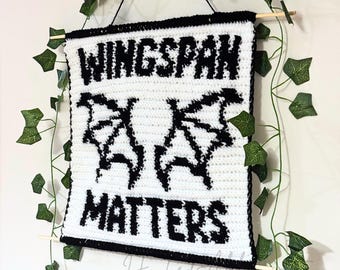 Gobelin Häkelanleitung Wingspan Matters PDF | ACOTAR Vierter Flügel inspiriert | Bücherwurm Wandbehang für Fantasy-Leser & Drachenliebhaber