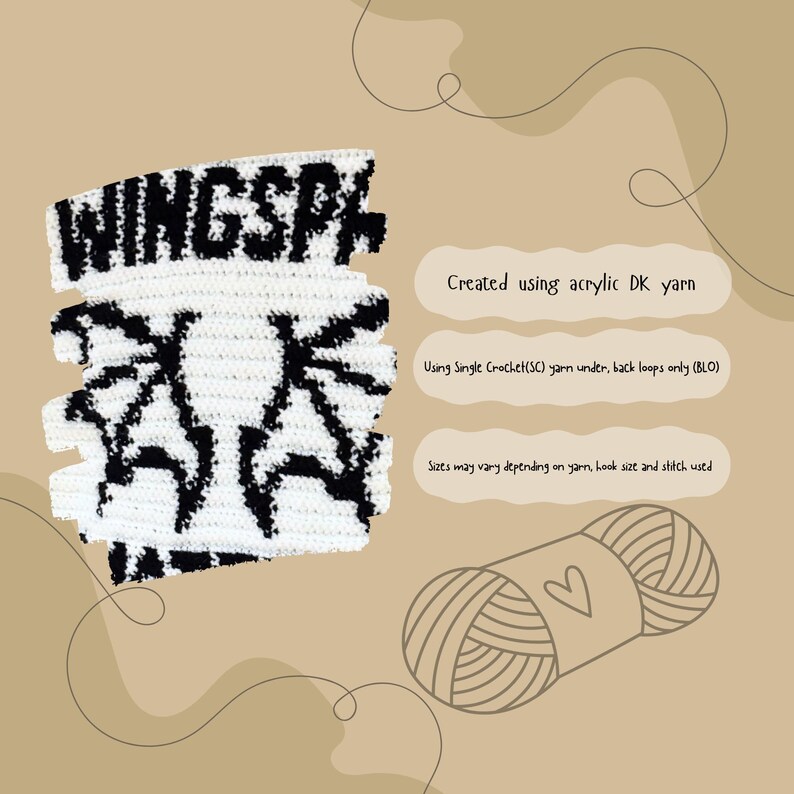 K&ouml;nnte beinhalten: Ein wei&szlig;-schwarzes H&auml;kelteil mit dem Wort "WINGSPA" in Schwarz. Der Artikel hat ein einzigartiges Design und wird mit Acrylgarn DK unter Verwendung von Einzelh&auml;keln hergestellt. Eine Garnkn&auml;uel-Illustration ist ebenfalls vorhanden.