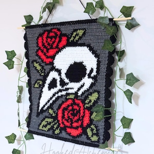 Tapisserie Motif de suspension murale en forme de tête de mort de corbeau au crochet • Tableau au crochet avec têtes de mort et roses • Décoration d'intérieur gothique • Patron PDF Dark Academia