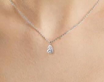 Conjunto de collar y pendientes de plata de ley con forma de lágrima y cristal talla pera.