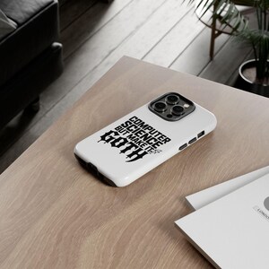 Könnte beinhalten: Eine weiße Smartphone-Hülle mit dem schwarzen Schriftzug "COMPUTER SCIENCE BUT MAKE IT GOTH" in einer stilisierten, tropfenden Schriftart. Die Hülle verfügt über einen schwarzen Kameraausschnitt und schwarze Seitentasten für ein modernes Design.
