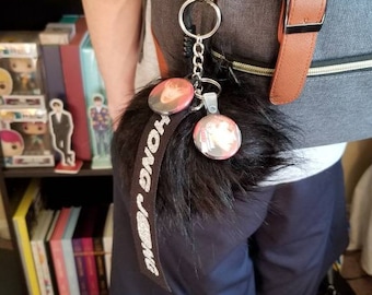 Llaveros Ateez PomPom con botones y etiqueta de nombre
