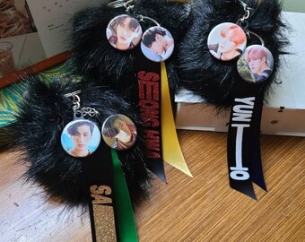 Llaveros Ateez PomPom con botones y etiqueta de nombre
