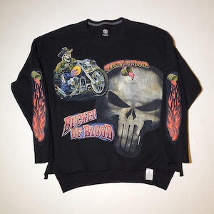 Könnte beinhalten: Schwarzes Sweatshirt mit einem Grafikdesign, das einen Schädel, einen Biker auf einem Motorrad und den Text "BUCKET OF BLOOD" zeigt. Das Design beinhaltet Flammen und eine blutähnliche Substanz.