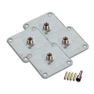 Puede incluir: Cuatro placas metálicas cuadradas de color plateado con una inserción roscada central y cuatro orificios en las esquinas. También se incluyen varios tornillos dorados y una llave hexagonal, probablemente para el montaje o la reparación de muebles.