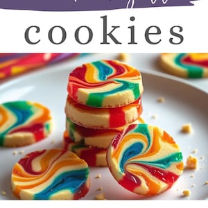 Könnte beinhalten: Nahaufnahme von Regenbogen-Gelee-Keksen auf einem weißen Teller. Die runden Kekse haben ein Wirbelmuster aus Rot, Orange, Gelb, Grün und Blau. Das Bild enthält den Text "rainbow jello cookies" und "get the recipe".