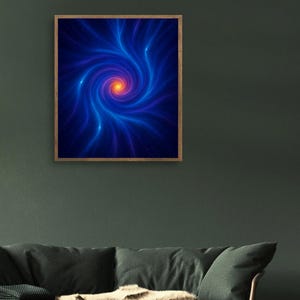 Può includere: Una stampa artistica incorniciata con un design a spirale astratto. L'opera presenta un nucleo centrale arancione che si fonde in sfumature di blu e viola, creando un effetto visivo dinamico. La stampa è racchiusa in una cornice di legno.