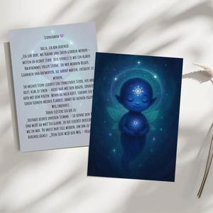 Pode incluir: Dois cartões com ilustrações e texto. Um cartão apresenta uma figura azul semelhante a uma fada com uma aura e asas brilhantes. O outro cartão tem texto em alemão. A obra de arte tem um tema celestial com estrelas e um ambiente místico.