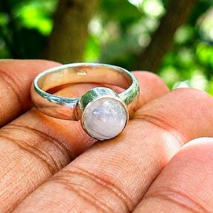 Anillo de piedra lunar hecho a mano / Anillo de plata de ley con piedras preciosas / Joyería de piedra natal de junio / Joya artesanal