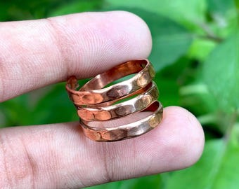 手作りの槌目模様の銅製ラップリング – 曲線の一つ一つに素朴な優雅さが宿る