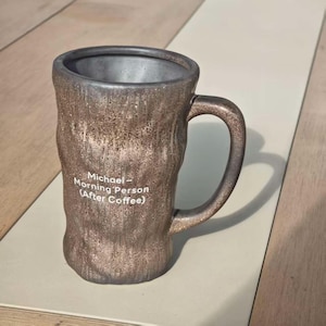 Taza de cerámica personalizada con nombre, esmalte mate marrón rústico, regalo ideal para amantes del café, gres de 520 ml. imagen 1