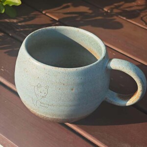 Anpassad keramikmugg med husdjursporträtt, handgjord kaffekopp med spräcklig glasyr, personlig namngåva bild 3