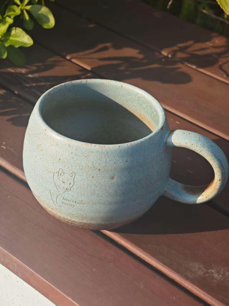Anpassad keramikmugg med husdjursporträtt, handgjord kaffekopp med spräcklig glasyr, personlig namngåva bild 3