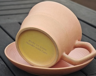 Op maat gemaakte roze keramische koffiekop en schotelset, minimalistische aardewerken mok, modern servies