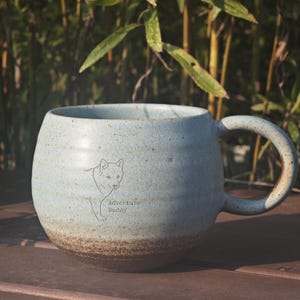 Anpassad keramikmugg med husdjursporträtt, handgjord kaffekopp med spräcklig glasyr, personlig namngåva bild 1