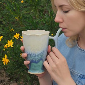 Mug en Porcelaine Artisanale avec Paille Intégrée – Chope à Bière, Céramique Moderne, Cadeau Pendaison de Crémaillère Noël