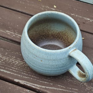 Anpassad keramikmugg med husdjursporträtt, handgjord kaffekopp med spräcklig glasyr, personlig namngåva bild 10