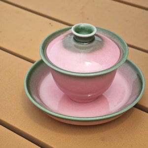 Jingdezhen Juego de té Gaiwan de cerámica rosa hecho a mano, borde de esmalte de goteo verde, artículos de té Gongfu (3,5 oz) imagen 14