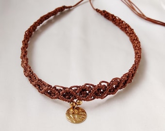Gargantilla ajustable de macramé: collar de cordón marrón con detalles de acero inoxidable, joyería para festivales.