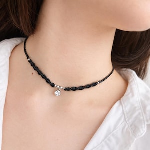 Gargantilha de cordão de macramê, joia minimalista ajustável, colar delicado para usar em camadas, pingente de cristal pequeno, presente boho
