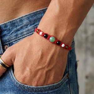 Rött strängmakraméarmband med grön agat | Andligt skyddssnöre | Boho lyckoarmband