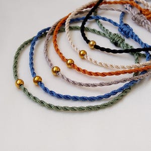 Minimalistiskt justerbart makraméarmband Handgjort flätat snöre Fint boho-snörearmband för vardagsbruk