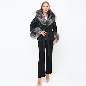 Handgefertigter schwarzer Ledermantel - Lammfelljacke mit echtem Fuchspelz