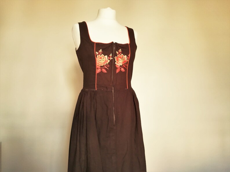 Dirndl Kleid Braun Trachtenkleid mit Blumenstickerei Balkonett Ausschnitt Größe M Deutsches Folklore Kleid Braun Blumen für Folklore Hochzeit Bild 3
