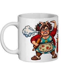 Peut inclure: Un mug en céramique blanche orné d'une illustration colorée représentant une personne en colère aux cheveux bouclés avec des bigoudis, portant un gilet rouge sur une robe à fleurs et un tablier, tenant un rouleau à pâtisserie en bois.