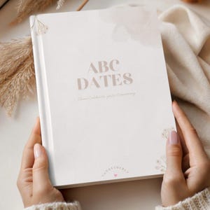 Geschenk für Paare I ABC Datebuch mit 26 Date-Ideen I Mehr Quality Time & Nähe I Perfekt zu Jahrestag, Geburtstag, Valentinstag